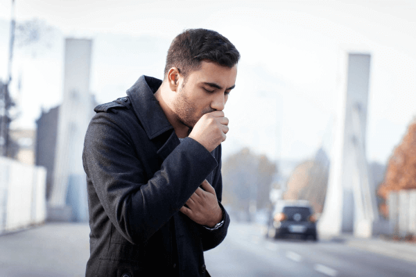 Приступ кашля у мужчины