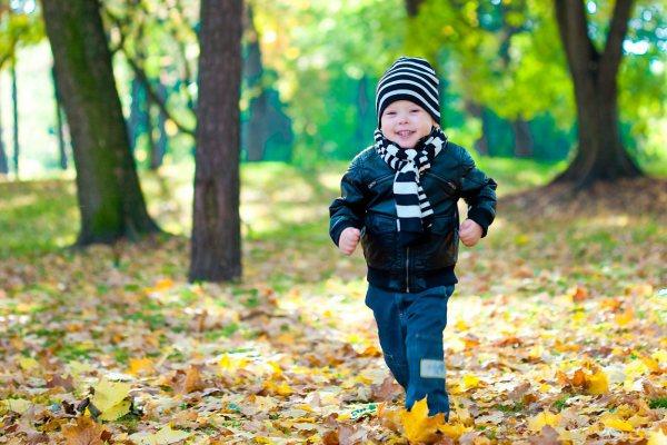 Прогулки на свежем воздухе полезны при влажном кашле у ребенка