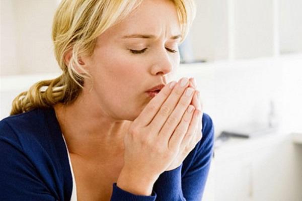 Приступ кашля у женщины при простуде